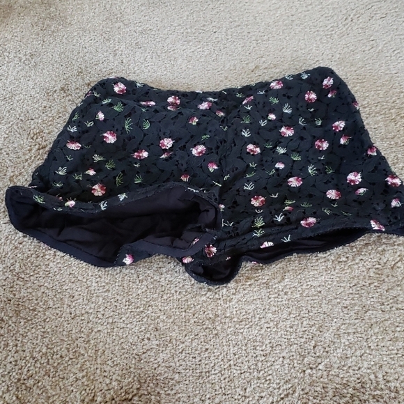 Kendall and Kylie High waisted Lace Floral Short - Picture 6 of 6